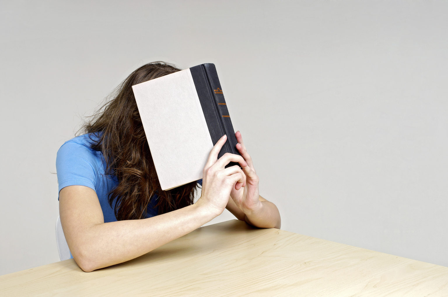 Сделай иностранную. Женщина интроверт. Интровертная женщина. Covering face with book. Covering her face with book.